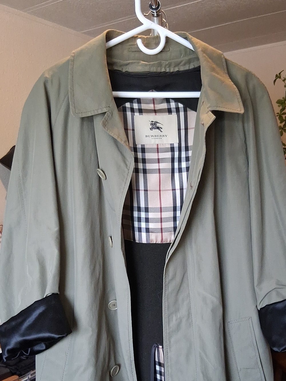 Burberry UNISEX Lightweight Trench Coat in Olive Green